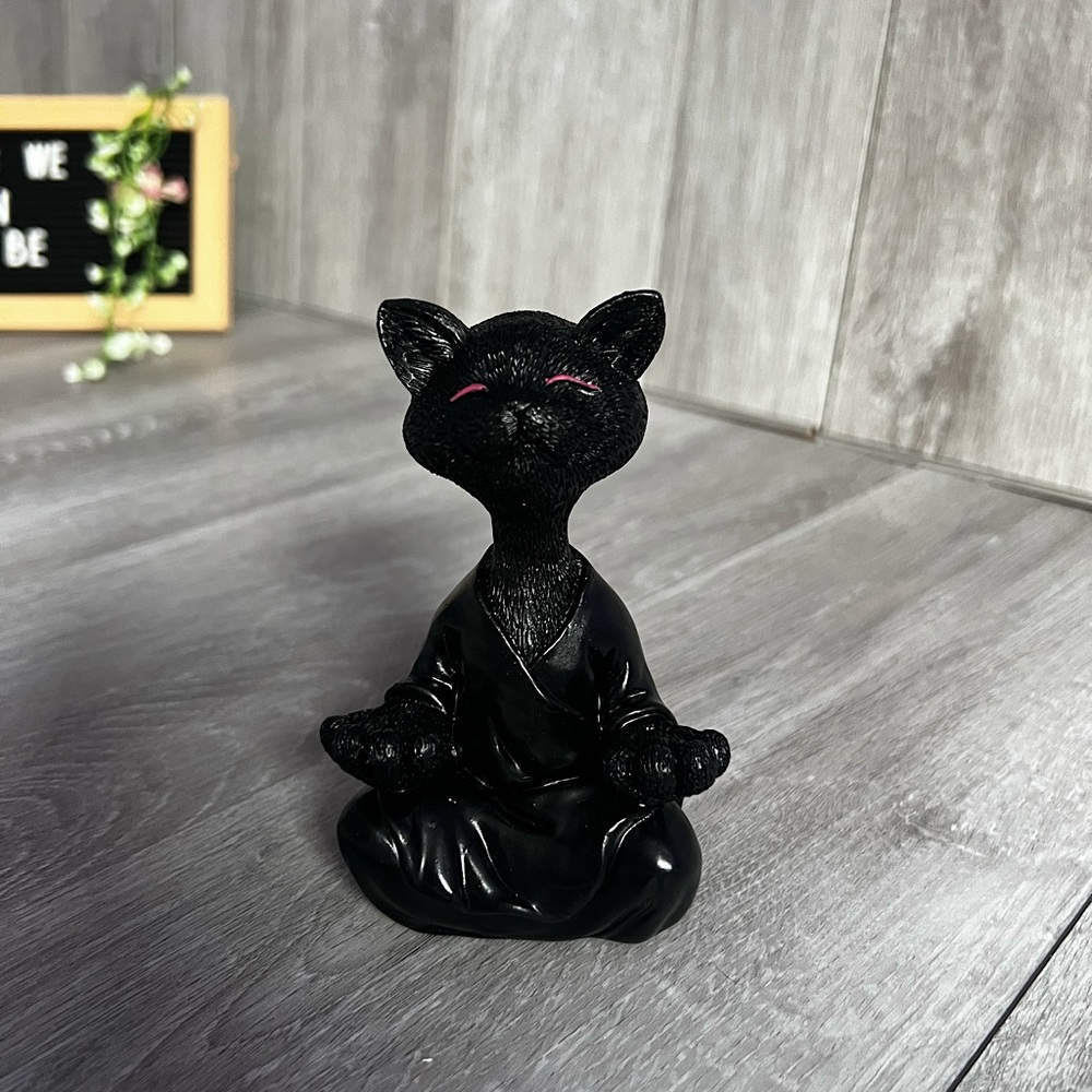 Meditating cat statue (B)